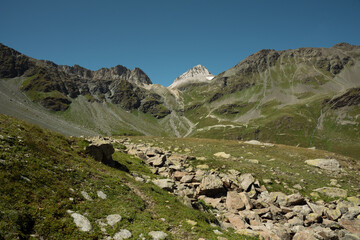 at the approach of the white lake not far from the refuge of peclet polset appears the sulphur pass