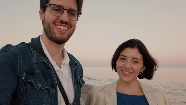 Ragazzo e ragazza in gita al mare si fanno un selfie