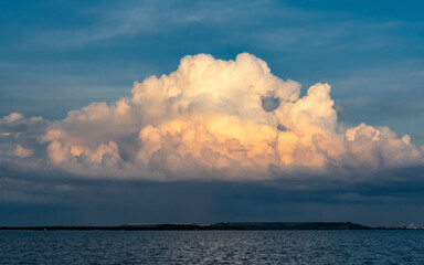 Obraz premium Big cloud over the sea