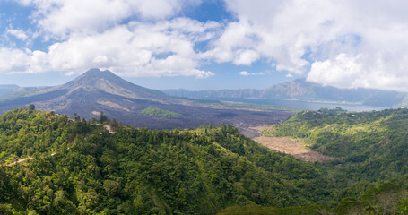 Aktiver Vulkan Mount Batur auf der indonesischen Insel Bali mit dem Kratersee Batur. © Fabian Tober