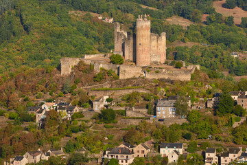 Le château dominant de Najac 12270) sur sa bute, Aveyron en Occitanie, France