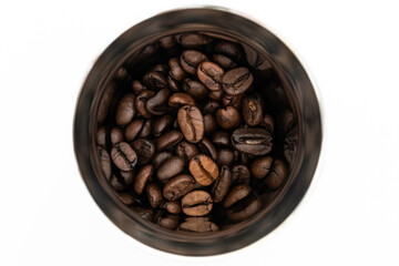 Kaffeebohnen im Metallbecher