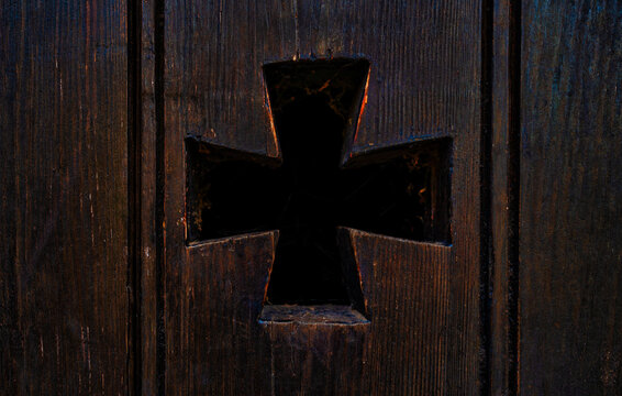 Balkenkreuz in einer Holzfläche