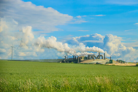 Fumée D'une Usine En Milieu Rural