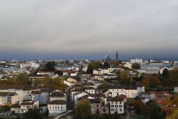 Vue sur la ville juste avant la pluie