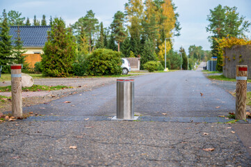 Versenkbarer Poller als temporäre Absperrung eines Straße
