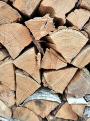 Gelagertes Brennholz in einer Brennholzmiete