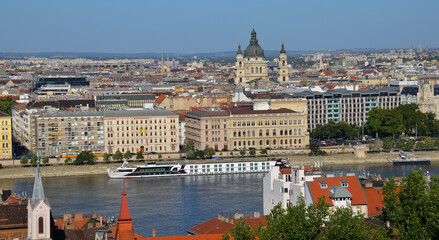 Obraz premium Vistas de la parte de Pest de la ciudad de Budapest con el Danubio cruzandola por la mitad y la basilica de San Esteban al fondo, Hungria