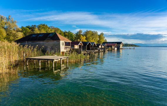 Sch&ouml;ne Abendstimmung am Starnberger See in Kempfenhausen / Percha mit h&ouml;lzernen Bootsh&uuml;tten