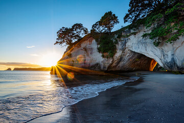 Morgen in der Cathedral Cove in der Nähe von Hahei, Neuseeland