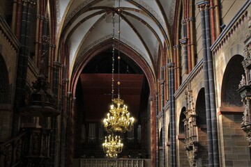 Kronleuchter und Innenraum vom Bremer Dom