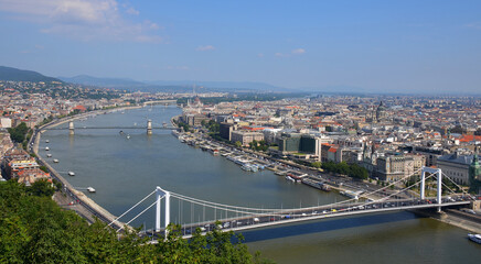 Obraz premium Vista de la ciudad de Budapest y el Danubio desde la colina de Buda