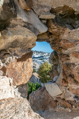Vue sur Cannes à travers les créneaux des remparts du Suquet