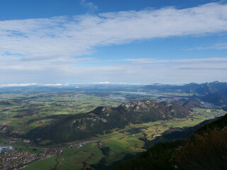 Panoramablick über das Voralpenland bei Füssen im Allgäu in Bayern mit der Burgruine...
