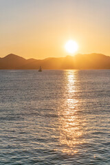 Coucher de soleil sur la baie de Cannes sur la Côte d'Azur et sur les montagnes de l'Estérel