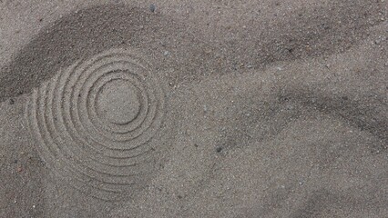 Fototapeta na wymiar traces of circles in the sand