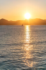 Coucher de soleil sur la baie de Cannes sur la Côte d'Azur et sur les montagnes de l'Estérel