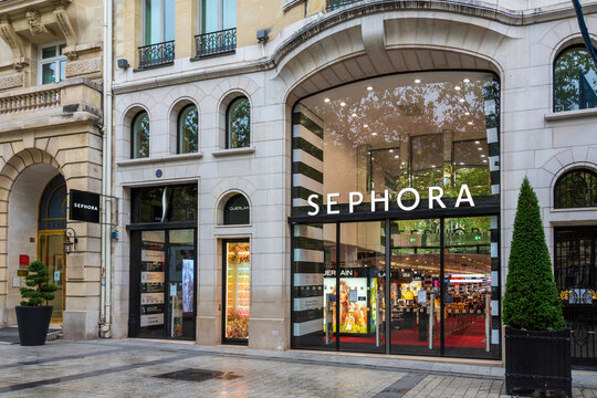 PARIS, FRANCE - 15 AO&Ucirc;T 2020: Fa&ccedil;ade du magasin Sephora sur l'avenue des Champs-Elys&eacute;es. Sephora est une cha&icirc;ne multinationale fran&ccedil;aise de magasins de soins personnels et de beaut&eacute;