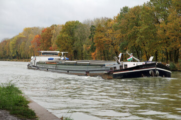 SchiffAnleger am Kanal in der nähe von schloss benkhausen