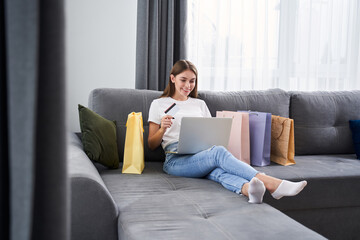 Obraz premium Woman having online shopping