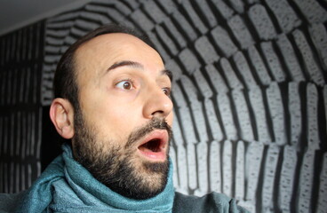 Uomo d'affari preoccupato nel suo studio professionale
