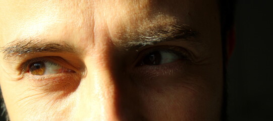 Sguardo bello ed intenso di un uomo