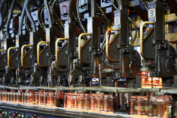 Maquina de fabricacion de envases de vidrio