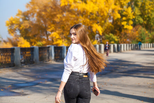 Close up portrait of a young beautiful woman in autumn park