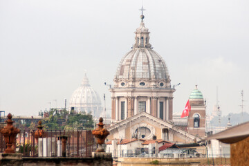 Fototapeta na wymiar Catedral, iglesia, monumento o edificio con torre en la ciudad de Roma, pais de Italia