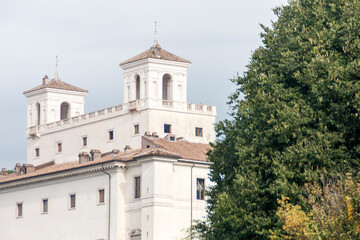 Fototapeta na wymiar Catedral, iglesia, monumento o edificio con torre en la ciudad de Roma, pais de Italia