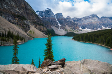 Fototapeta na wymiar Beautiful Moraine Lake in Canadian Rockies