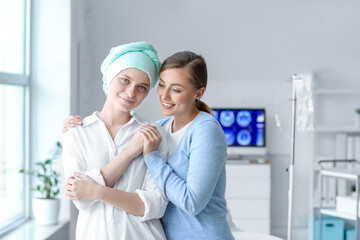 Obraz premium Woman visiting her sister after chemotherapy in clinic