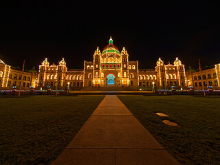 Obraz premium Inner Harbor in Victoria BC, Vancouver Island, Canada, decorated with festive lights during Christmas time