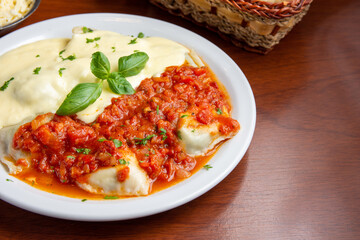 sorrentinos con salsa mixta