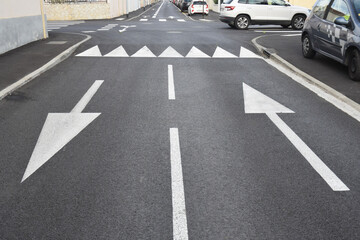 Rue à double-sens avec marquage au sol à Narbonne, Aude, Languedoc, Occitanie, France.