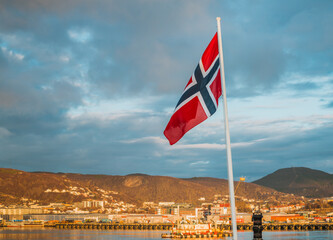 Flaga norweska, Norwegii, widok na Bodø z promu	