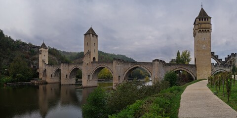 Fototapeta na wymiar Le Pont Valentré à Cahors