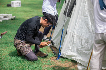 テントを組み立てる
