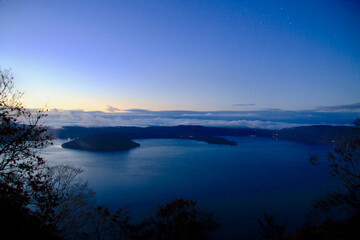 Fototapeta premium 夜明け前の十和田湖・御鼻部山展望台（青森県・十和田市）
