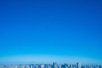 Fototapeta premium 空と高層ビル 背景素材