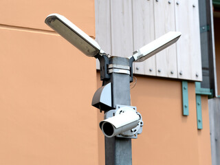 街路灯と防犯カメラ