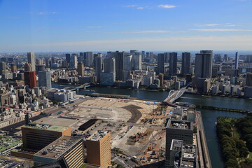 解体され再開発中の築地市場跡地と周辺の高層ビル群
