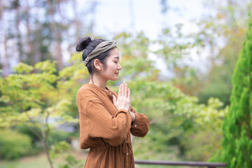 外ヨガする女性
