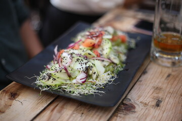 Agua chile servido en plato negro