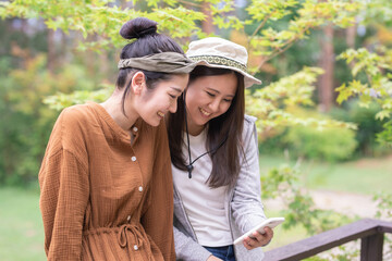 キャンプでスマホを見る女性
