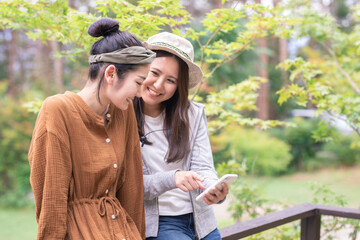 キャンプでスマホを見る女性
