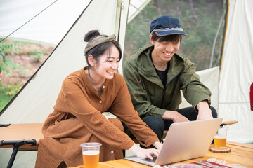 キャンプ場でリモートワーク
