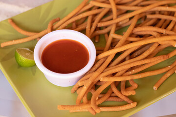 Frituras con salsa