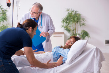 Obraz premium Young husband visiting sick wife in the clinic