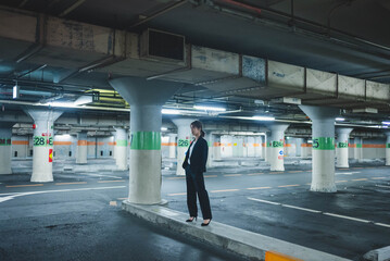 夜の街にいるスーツの女性